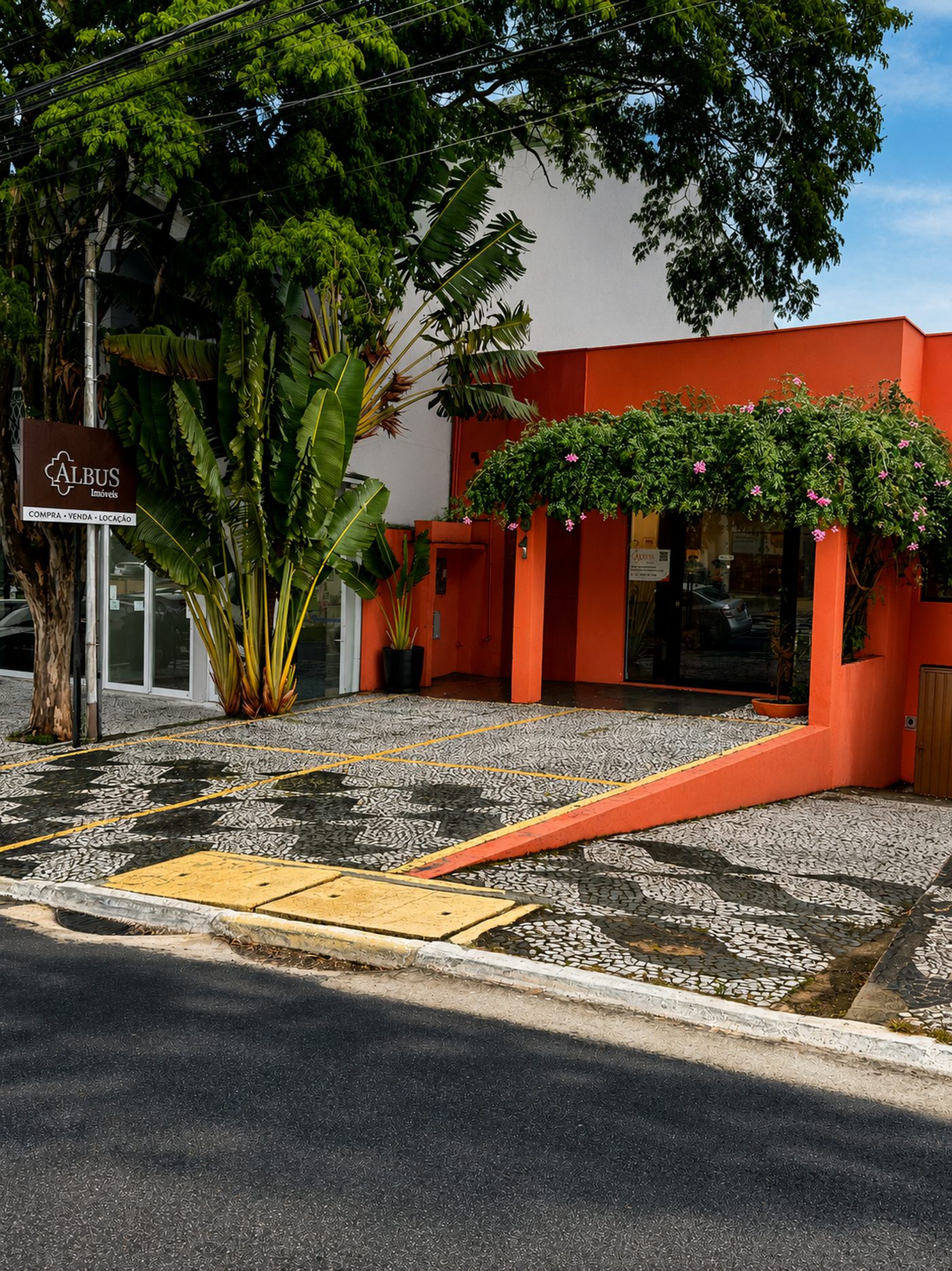 Fachada da sede da Albus Imóveis em Aldeia da Serra