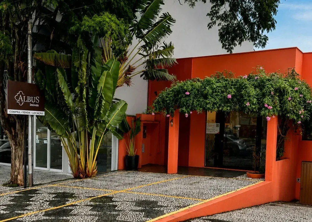 Fachada externa da sede da Albus Imóveis em Aldeia da Serra